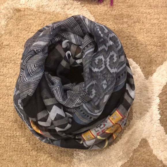 Four scarves for one money. - Picture 2 of 5